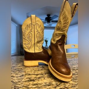 Vintage Justin cowboy boots; size 8.5 men